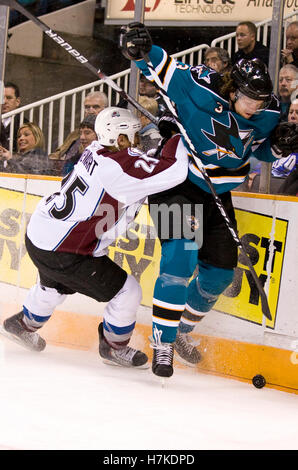 Le 28 mars 2010, San Jose, CA, USA, Colorado Avalanche aile droite Chris Stewart (25) vérifie les Sharks de San Jose le défenseur Douglas Murray (3) au cours de la première période chez HP Pavilion. San Jose a défait Colorado 4-3. Banque D'Images