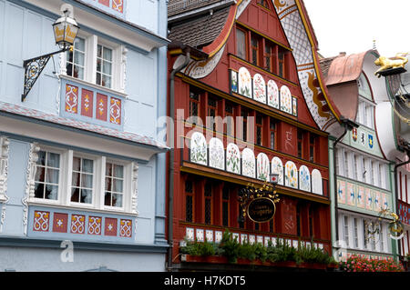 Maisons typiques avec des peintures murales dans la rue principale, Appenzell, la région d'Appenzell, Suisse, Europe Banque D'Images