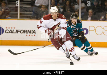 10 avril 2010, San Jose, CA, USA ; sami lepisto, défenseur des Coyotes de Phoenix (18) Patins passé san jose sharks aile gauche jamie mcginn (64) au cours de la deuxième période chez hp pavilion. san jose 3-2 phoenix défait dans une fusillade. Banque D'Images