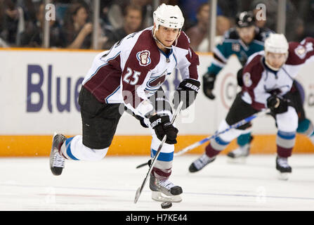 16 avril 2010, San Jose, CA, USA, Colorado Avalanche aile droite Chris Stewart (25) pendant la période d'heures supplémentaires de deux jeux contre les Sharks de San Jose dans le premier tour de l'éliminatoire de la Coupe Stanley 2010 chez HP Pavilion. San Jose a défait le Colorado 6-5. Banque D'Images