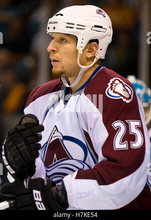 22 avril 2010, San Jose, CA, USA, Colorado Avalanche aile droite Chris Stewart (25) au cours de la deuxième période de jeu de cinq ans contre les Sharks de San Jose dans le premier tour de l'éliminatoire de la Coupe Stanley 2010 chez HP Pavilion. San Jose a défait Colorado 5-0. Banque D'Images