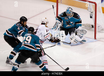 18 mai 2010 ; San Jose, CA, États-Unis; le centre des Blackhawks de Chicago Jonathan Toews (19 ans) tire sur le gardien des Sharks de San Jose Evgeni Nabokov (20 ans) pendant la première période du deuxième match de la finale de la conférence de l'Ouest des éliminatoires de la Coupe Stanley 2010 au HP Pavilion. Les Blackhawks ont battu les Sharks 4-2. Banque D'Images