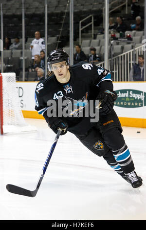 11 novembre, 2010 ; San Jose, CA, USA ; San Jose Sharks aile gauche john mccarthy (43) se réchauffe avant le match contre les Islanders de New York chez hp pavilion. san jose new york défait 2-1 en fusillade. Banque D'Images