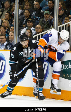 11 novembre, 2010 ; San Jose, CA, USA ; San Jose Sharks le défenseur dan Boyle (22) vérifie les Islanders de New York de l'aile gauche matt moulson (26) contre la bande au cours de la première période chez hp pavilion. Banque D'Images