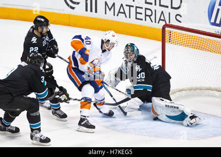 11 novembre, 2010 ; San Jose, CA, USA ; et les Sharks de San Jose gardien Antero Niittymaki (30) arrête un tir de New York Islanders aile droite Michael Grabner (40) au cours de la deuxième période chez HP Pavilion. Banque D'Images