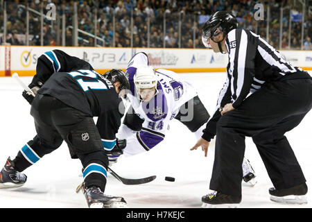 15 novembre, 2010 ; San Jose, CA, USA ; juge de la LNH Mark Wheler (56 gouttes) la rondelle sur un visage éteint à Los Angeles Kings aile gauche Ryan Smyth (94) et les Sharks de San Jose Scott Nichol centre (21) au cours de la deuxième période chez HP Pavilion. Banque D'Images