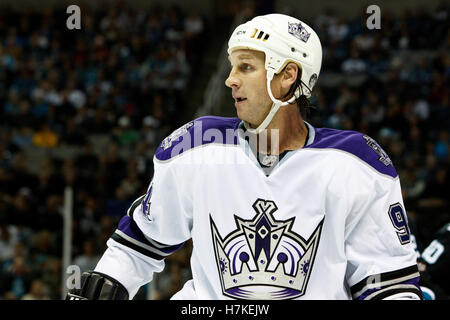 15 novembre, 2010 ; San Jose, CA, USA ; los angeles kings aile gauche Ryan Smyth (94) avant un face à face contre les Sharks de San Jose au cours de la troisième période chez hp pavilion. san jose de los angeles défait 6-3. Banque D'Images