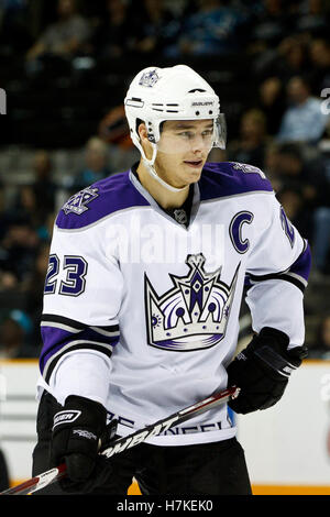 15 novembre 2010 ; San Jose, CA, États-Unis; L'aile droite des Los Angeles Kings Dustin Brown (23 ans) avant un affrontement contre les Sharks de San Jose lors de la troisième période au HP Pavilion. San Jose a battu Los Angeles 6-3. Banque D'Images