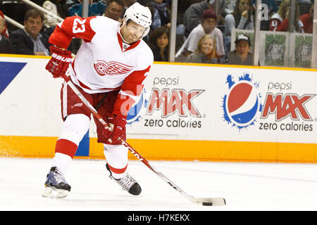 Le 30 novembre 2010, San Jose, CA, USA ; Red Wings de Detroit le défenseur Brad Stuart (23) passe la rondelle contre les Sharks de San Jose au cours de la deuxième période chez HP Pavilion. Detroit a battu San Jose 5-3. Banque D'Images