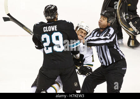 Décembre 13, 2010 ; San Jose, CA, USA ; San Jose Sharks Ryane Clowe de droite (29) frappe l'aile droite des Stars de Dallas Burish Adam (16) à la glace devant juge Dan Schachte (47) au cours de la troisième période chez HP Pavilion. Dallas battu San Jose 3-2 en fusillade. Banque D'Images