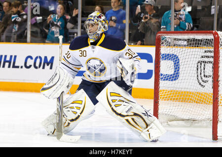 6 janvier 2011 ; San Jose, CA, États-Unis ; le gardien de but Buffalo Sabers Ryan Miller (30) se réchauffe avant le match contre les requins San Jose au HP Pavilion. Banque D'Images