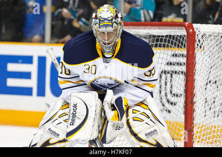 6 janvier 2011 ; San Jose, CA, États-Unis ; le gardien de but Buffalo Sabers Ryan Miller (30) se réchauffe avant le match contre les requins San Jose au HP Pavilion. Banque D'Images