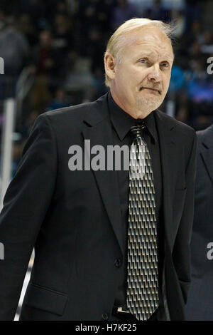 6 janvier 2011 ; San Jose, CA, États-Unis ; Lindy Ruff, entraîneur-chef des Buffalo Sabers, quitte la glace après la deuxième période contre les requins de San Jose au HP Pavilion. Banque D'Images