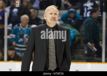 6 janvier 2011 ; San Jose, CA, États-Unis ; Lindy Ruff, entraîneur-chef des Buffalo Sabers, quitte la glace après la deuxième période contre les requins de San Jose au HP Pavilion. Banque D'Images