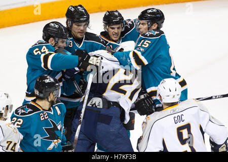 8 janvier, 2011 ; San Jose, CA, USA ; San Jose Sharks aile gauche Jamie McGinn (64) et le défenseur Douglas Murray (3) et centre Torrey Mitchell (deuxième à droite) et l'aile droite Dany Heatley (15) Pousser l'aile droite des Nashville Predators Patric Hornqvist (27) hors de l'enceinte au cours de la première période chez HP Pavilion. Battu Nashville San Jose 2-1. Banque D'Images