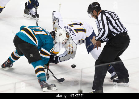 8 janvier, 2011 ; San Jose, CA, USA ; juge de la LNH Ryan Galloway (82) abandonne la sonde au centre de San Jose Scott Nichol (21) et le centre de Nashville Predators David Legwand (11) au cours de la première période chez HP Pavilion. Battu Nashville San Jose 2-1. Banque D'Images