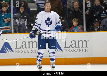 Le 11 janvier 2011, San Jose, CA, USA ; Toronto Maple Leafs aile droite Colton Orr (28) se réchauffe avant le match contre les Sharks de San Jose chez HP Pavilion. Toronto a battu San Jose 4-2. Banque D'Images