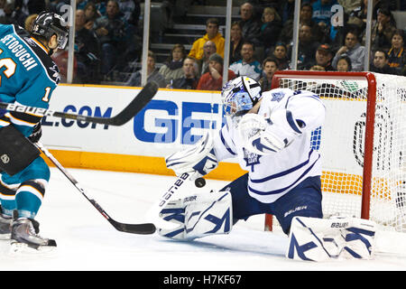 Le 11 janvier 2011, San Jose, CA, USA ; gardien de but des Maple Leafs de Toronto james reimer (34) enregistre un coup de san jose sharks aile droite devin setoguchi (à gauche) au cours de la deuxième période chez hp pavilion. Banque D'Images