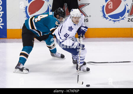 11 janvier 2011 ; San Jose, CA, États-Unis; L'aile droite des Maple Leafs de Toronto Phil Kessel (81) patine devant l'aile gauche des Sharks de San Jose Jamie McGinn (64) pendant la troisième période au pavillon HP. Toronto a battu San Jose 4-2. Banque D'Images
