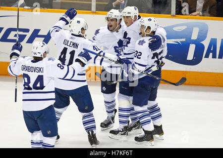 Le 11 janvier 2011, San Jose, CA, USA ; toronto maple leafs aile gauche clarke macarthur (centre) célèbre avec le défenseur tomas kaberle (deuxième à droite) et l'aile droite kris versteeg (à droite) et de droite nikolai kulemin (41) et Mikhail grabovski centre (84) après avoir marqué un but contre les Sharks de San Jose au cours de la troisième période à Toronto. hp pavilion de san jose a battu 4-2. Banque D'Images