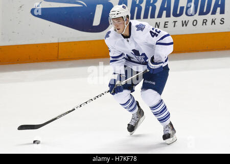 Le 11 janvier 2011, San Jose, CA, USA ; Toronto Maple Leafs center Tyler Bozak (42) Patins à la rondelle contre les Sharks de San Jose au cours de la troisième période chez HP Pavilion. Toronto a battu San Jose 4-2. Banque D'Images