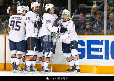 Le 13 janvier 2011, San Jose, CA, USA ; Edmonton Oilers center andrew cogliano (13) est félicité par l'aile droite Ryan Jones (28) et le défenseur theo peckham (49) et l'aile gauche liam reddox (85) après avoir marqué un but contre les Sharks de San Jose au cours de la première période chez hp pavilion. Banque D'Images