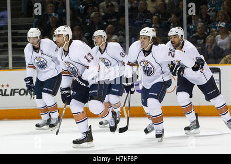 Le 13 janvier 2011, San Jose, CA, USA ; Edmonton Oilers center andrew cogliano (13) Patins et à l'établi à l'aile droite avec Ryan Jones (28) et le défenseur theo peckham (49) et l'aile gauche liam reddox (85) et le défenseur tom Gilbert (77) après avoir marqué un but contre les Sharks de San Jose au cours de la première période chez hp pavilion. Banque D'Images