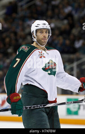 22 janvier 2011, San Jose, CA, USA ; Minnesota Wild center Matt Cullen (7) avant qu'un face à face contre les Sharks de San Jose au cours de la première période chez HP Pavilion. San Jose a battu Minnesota 4-3. Banque D'Images