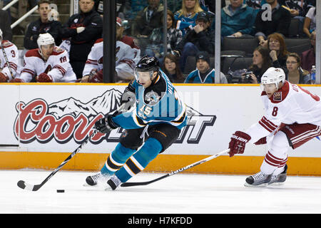 1 février, 2011 ; San Jose, CA, USA ; San Jose Sharks aile droite Dany Heatley (15) Patins à la rondelle derrière l'aile droite des Coyotes de Phoenix scottie upshall (8) au cours de la première période chez hp pavilion. Banque D'Images