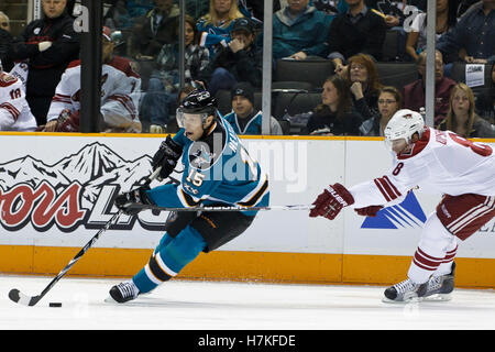 1 février, 2011 ; San Jose, CA, USA ; San Jose Sharks aile droite Dany Heatley (15) Patins à la rondelle derrière l'aile droite des Coyotes de Phoenix scottie upshall (8) au cours de la première période chez hp pavilion. san jose a battu phoenix 5-3. Banque D'Images