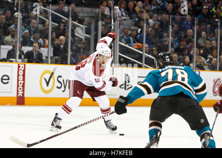 1 février, 2011 ; San Jose, CA, USA ; Sami Lepisto, défenseur des Coyotes de Phoenix (18) tire le puck en face de San Jose Sharks Benn Ferriero centre (78) au cours de la deuxième période chez HP Pavilion. San Jose a battu Phoenix 5-3. Banque D'Images