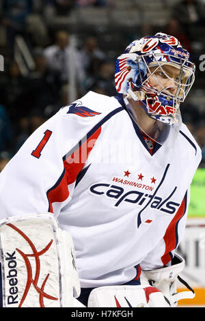 17 février 2011, San Jose, CA, USA ; gardien Semyon Varlamov Capitals de Washington (1) se réchauffe avant le match contre les Sharks de San Jose chez HP Pavilion. San Jose a défait Washington 3-2. Banque D'Images
