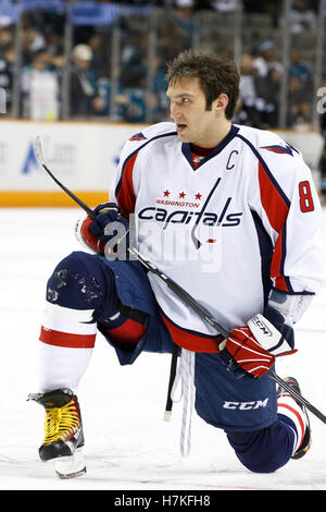 17 février 2011, San Jose, CA, USA ; l'aile gauche Les Capitals de Washington Alex Ovechkin (8) se réchauffe avant le match contre les Sharks de San Jose chez HP Pavilion. San Jose a défait Washington 3-2. Banque D'Images