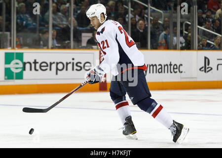 17 février 2011, San Jose, CA, USA ; centre de Brooks Laich Capitals de Washington (21) Patins à la rondelle contre les Sharks de San Jose au cours de la troisième période chez HP Pavilion. San Jose a défait Washington 3-2. Banque D'Images