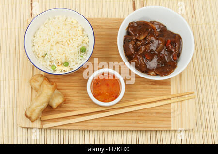 La cuisine chinoise, le riz, le boeuf en sauce aux haricots noirs et des rouleaux de printemps sur un azeh matt Banque D'Images