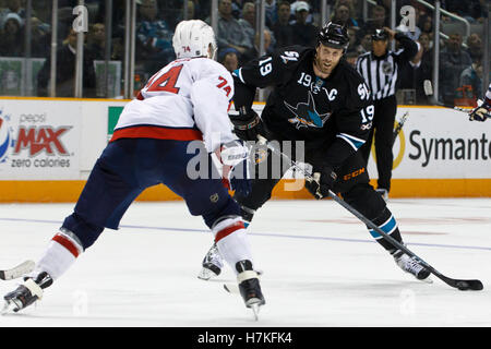 17 février 2011, San Jose, CA, USA ; centre de San Jose Joe Thornton (19) tire le puck devant les Capitals de Washington le défenseur John Carlson (74) au cours de la troisième période chez HP Pavilion. San Jose a défait Washington 3-2. Banque D'Images