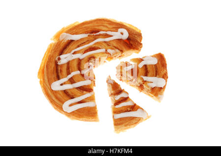 Tourbillon de cannelle pâtisserie danoise avec des tranches découpé comme un graphique en secteurs isolés contre white Banque D'Images