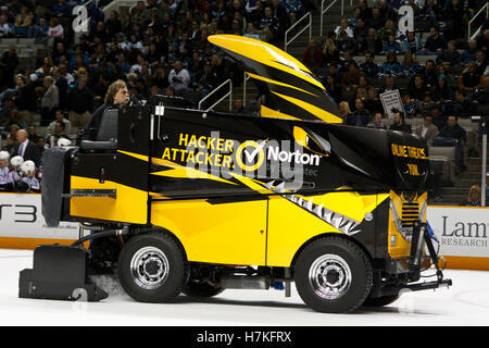 1 mars 2011, San Jose, CA, USA ; une nouvelle resurfaceuse refait surface la glace avant que les tirs entre les Sharks de San Jose et de l'Avalanche du Colorado chez HP Pavilion. San Jose a défait 2-1 Colorado dans shootouts. Banque D'Images