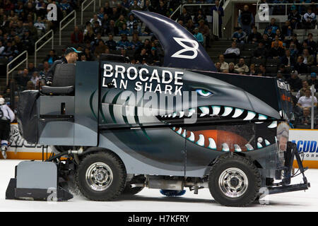1 mars 2011, San Jose, CA, USA ; une nouvelle resurfaceuse refait surface la glace avant que les tirs entre les Sharks de San Jose et de l'Avalanche du Colorado chez HP Pavilion. San Jose a défait 2-1 Colorado dans shootouts. Banque D'Images