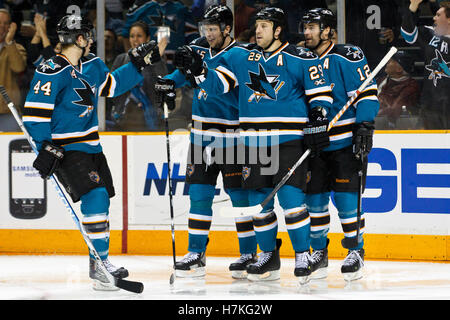 5 mars 2011 ; San Jose, CA, États-Unis; le centre des Sharks de San Jose Patrick Marleau (12 ans) célèbre avec le défenseur Marc-Edouard Vlasic (44 ans), l’aile droite Ryane Clowe (29 ans) et l’aile droite Dany Heatley (15 ans) après avoir marqué un but contre les Stars de Dallas en deuxième période au HP Pavilion. Banque D'Images