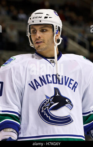 10 mars 2011; San Jose, CA, États-Unis; l'aile droite des Canucks de Vancouver Maxim Lapierre (40) se réchauffe avant le match contre les requins de San Jose au HP Pavilion. Vancouver a battu San Jose 5-4 dans des fusillades. Banque D'Images