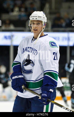 10 mars 2011; San Jose, CA, États-Unis; Vancouver Canucks, aile gauche Mason Raymond (21) se réchauffe avant le match contre les requins de San Jose au HP Pavilion. Vancouver a battu San Jose 5-4 dans des fusillades. Banque D'Images