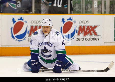 10 mars 2011, San Jose, CA, USA ; Vancouver Canucks aile gauche Raffi Torres (13) se réchauffe avant le match contre les Sharks de San Jose chez HP Pavilion. Vancouver a battu San Jose 5-4 en fusillade. Banque D'Images
