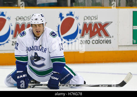 10 mars 2011, San Jose, CA, USA ; Vancouver Canucks aile gauche Raffi Torres (13) se réchauffe avant le match contre les Sharks de San Jose chez HP Pavilion. Vancouver a battu San Jose 5-4 en fusillade. Banque D'Images