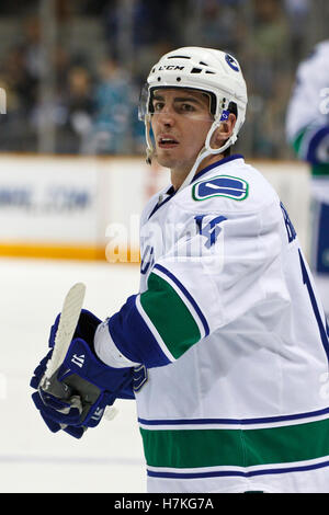 10 mars 2011, San Jose, CA, USA ; centre des Canucks de Vancouver Alex Burrows (14) se réchauffe avant le match contre les Sharks de San Jose chez HP Pavilion. Vancouver a battu San Jose 5-4 en fusillade. Banque D'Images