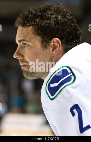 10 mars 2011; San Jose, CA, États-Unis; Dan Hamhuis, défenseur des Canucks de Vancouver, se réchauffe avant le match contre les requins de San Jose au HP Pavilion. Vancouver a battu San Jose 5-4 dans des fusillades. Banque D'Images