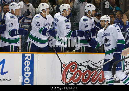10 mars 2011; San Jose, CA, États-Unis; centre des Canucks de Vancouver Ryan Kesler (17) célèbre avec ses coéquipiers après avoir marqué un but contre les requins de San Jose pendant la deuxième période au HP Pavilion. Banque D'Images