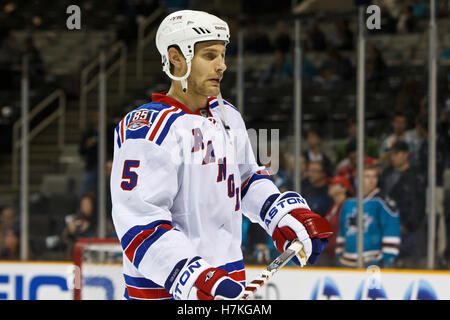 12 mars 2011, San Jose, CA, USA ; Rangers de New York le défenseur Dan Girardi (5) se réchauffe avant le match contre les Sharks de San Jose chez HP Pavilion. New York a battu San Jose 3-2 en fusillade. Banque D'Images