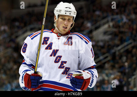 12 mars 2011, San Jose, CA, USA ; Rangers de New York le défenseur marc staal (18) au cours de la première période chez hp pavilion, new york a battu san jose 3-2 en fusillade. Banque D'Images