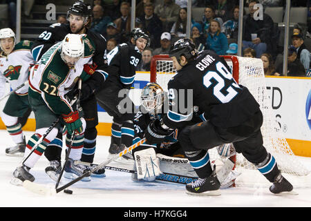 Le 17 mars 2011, San Jose, CA, USA ; San Jose Sharks Ryane Clowe de droite (29) efface la rondelle de l'aile droite du Wild du Minnesota Cal Clutterbuck (22) au cours de la troisième période chez HP Pavilion. San Jose a battu Minnesota 3-2. Banque D'Images